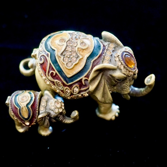 Elephant Mom and Baby Ring Protector - Picture 5 of 10